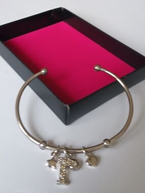 AVON DELICATE BEAUTY INITIAL BRACELET (R)